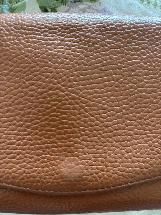 Cuyana Pebbled Leather Crossbody Wallet in Caramel Brown with Gold Hardware - Picture 4 of 16